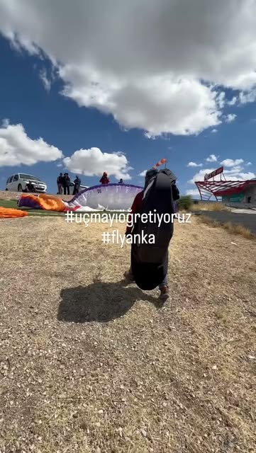 Anka Havacılık Spor Kulübü üyelerinin Babadağ Teleferik önünde kulüp bayrağıyla çekilmiş Instagram gönderisi