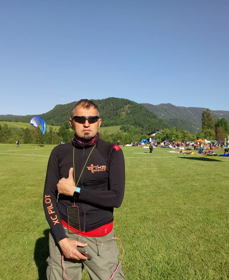 Yamaç paraşütü ve paramotor eğitmeni Necdet Çelik