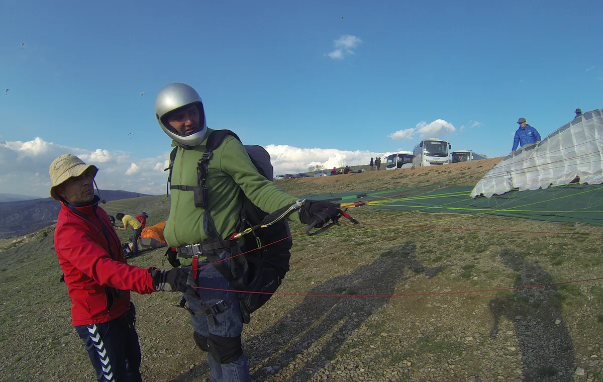 Eğitmenle uçuş öncesi ekipman kontrolü yapan pilot